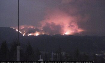 Level 2 and 3 evacuation orders issued as Lower Sugarloaf Fire threatens Ardenvoir