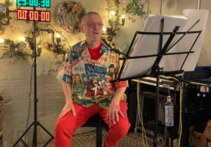 Man breaks world record by singing Christmas tunes for 42 hours