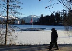 Crans-Montana’s ski tourism continues, in shadow of Swiss tragedy