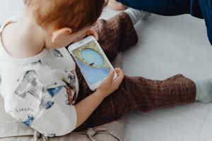 Toddlers who stare at screens may have anxiety issues as teens